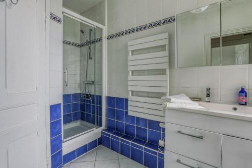a bathroom with a shower and a sink and a tub at Kerelen in Carantec