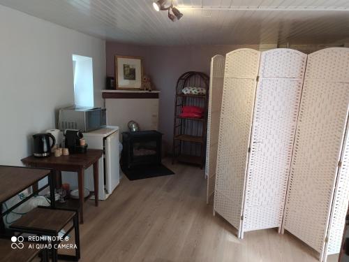 um quarto com um monte de cacifos num quarto em Chambre tranquille et confortable pour étape em Ancy-le-Libre