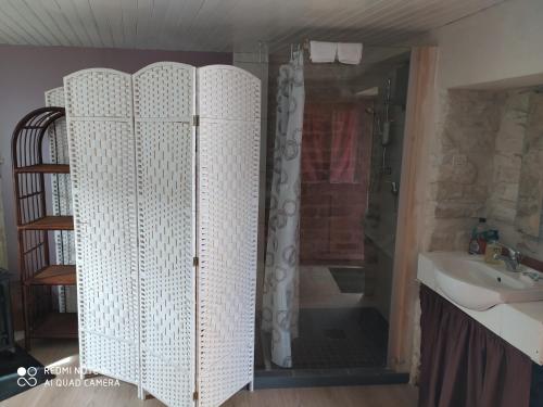 een badkamer met een witte kast naast een wastafel bij Chambre tranquille et confortable pour étape in Ancy-le-Libre