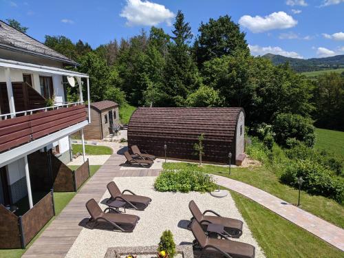 eine Terrasse mit Liegestühlen und ein Gebäude in der Unterkunft Rhön Lodge in Poppenhausen