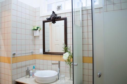 a bathroom with a sink and a mirror at Porto.arte guest apartments in Porto