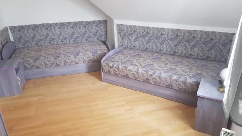 Camera piccola con 2 letti e pavimento in legno. di Royal Apartman a Vonyarcvashegy