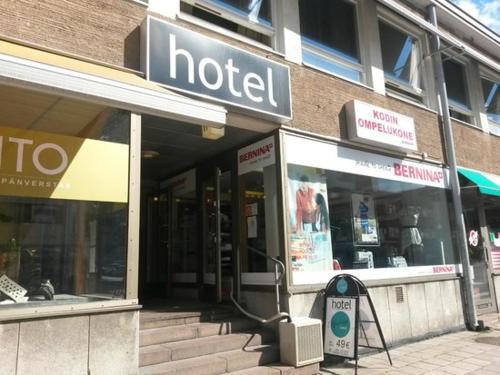 トゥルクにあるHotel Harrietの表面に看板が出たホテルの建物