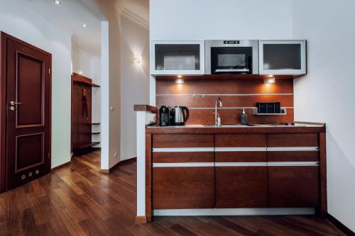 uma cozinha com um lavatório e um micro-ondas em Szpitalna 20 Apartment nr 8 na Cracóvia