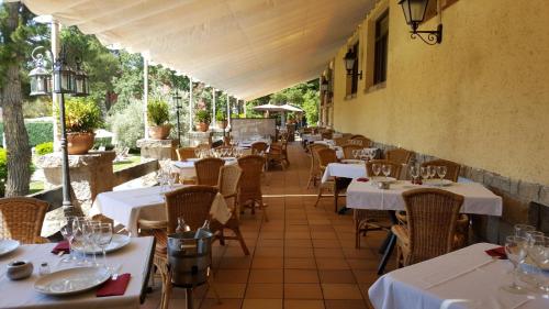 A restaurant or other place to eat at Hotel Rural Spa & Wellness Hacienda Los Robles