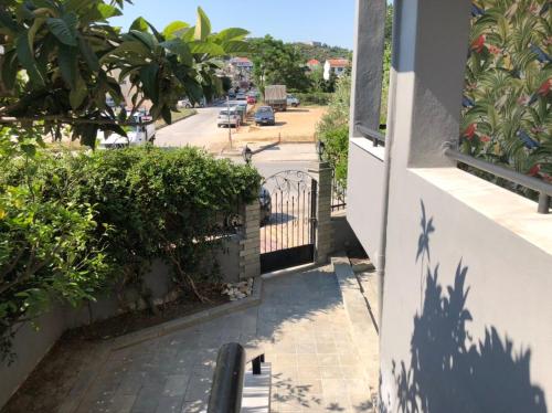 balkon budynku z bramą i ulicą w obiekcie Glykanisos Suites w mieście Néa Péramos
