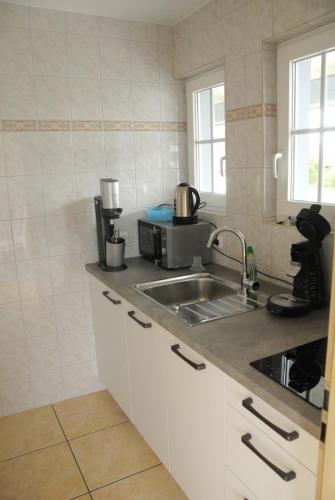 eine Küche mit einer Spüle und einer Arbeitsplatte in der Unterkunft Ferienwohnung Pfeil in Blankenheim