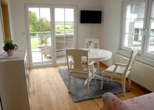 ein Esszimmer mit einem Tisch und Stühlen in einem Zimmer in der Unterkunft Ferienwohnung Pfeil in Blankenheim