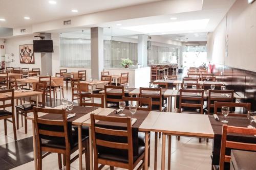 Vitoria Hotelにあるレストランまたは飲食店