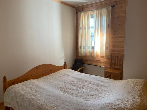 ein Schlafzimmer mit einem weißen Bett und einem Fenster in der Unterkunft Norefri apartment with sauna and Wi-Fi at Nedre Norefjell in Noresund