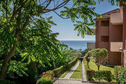 a view of the ocean from the garden of a resort at Crystal Palace - Luce in Skala Kefalonias