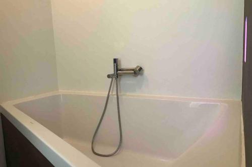 Ένα μπάνιο στο New Cozy Room with Private Bathroom Delft City P-room 1