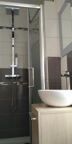 une salle de bain avec un lavabo blanc et une douche dans l'établissement Cabourg, Hypercentre, 2 pièces Cosy, à Cabourg