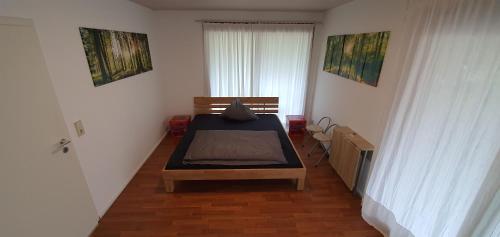 ein Schlafzimmer mit einem Bett in der Ecke eines Zimmers in der Unterkunft Traumzimmer im Pfälzer Wald in Neustadt an der Weinstraße
