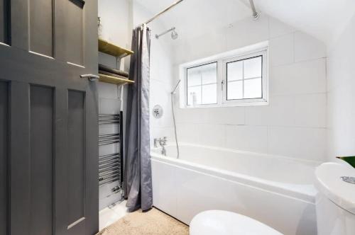 a bathroom with a tub and a toilet and a sink at The Film Studio Appartement 5 min to Harry Potter in Leavesden Green