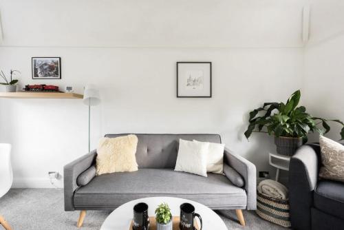 a living room with a couch and a table at The Film Studio Appartement 5 min to Harry Potter in Leavesden Green