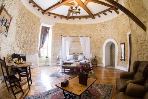 - un salon avec un canapé et une table dans l'établissement Bed and Breakfast Le Château de Morey, à Morey