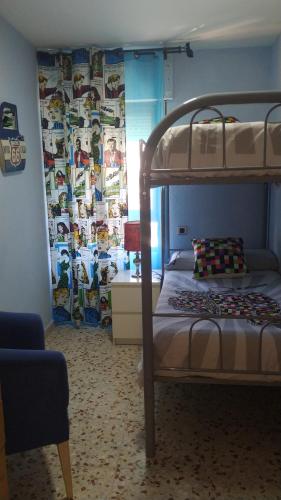 エル・カンページョにあるApartamento Marín El Campelloのベッドルーム1室(二段ベッド1組付)