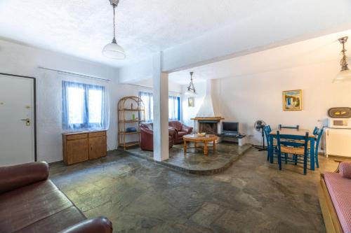 スカラ・フォルカスにあるGolden sunset beach houseのソファとテーブルのあるリビングルーム