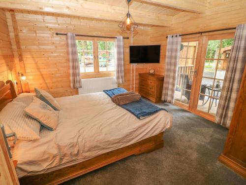 Un pat sau paturi într-o cameră la Bryn Derwen Lodge