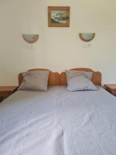 En eller flere senge i et værelse på Les chalets du galibier 2 WIFI Parking privé 4stars