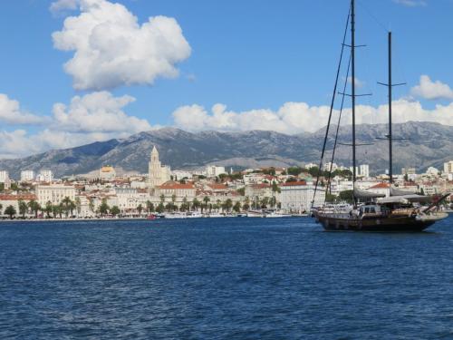 un barco en el agua con una ciudad en el fondo en Hostel Split en Split