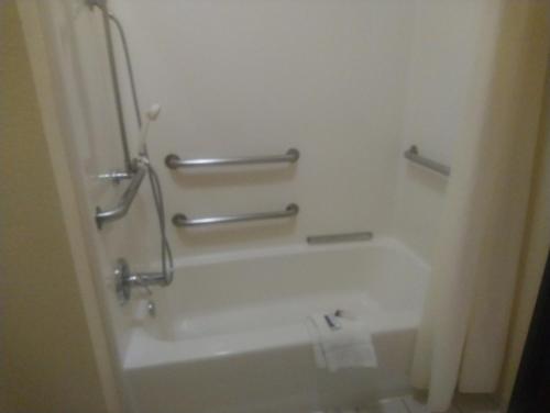Bilik mandi di Geneva Motel