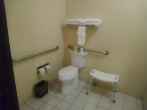 Bilik mandi di Geneva Motel