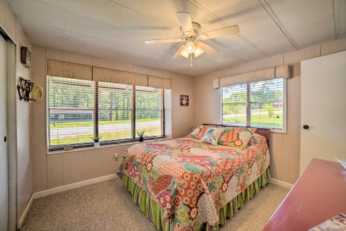 um quarto com uma cama e uma ventoinha de tecto em Murray Getaway with Deck Near Fishing and Boating! em Murray