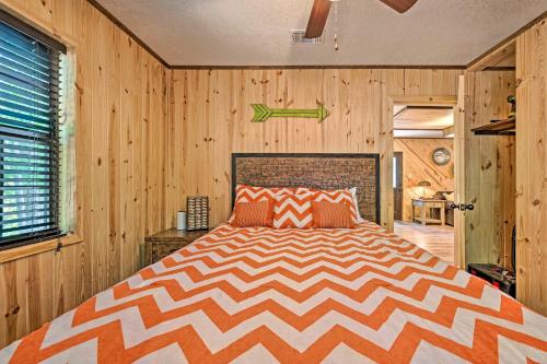 En eller flere senger på et rom på Broken Bow Cabin with Hot Tub and Game Room!