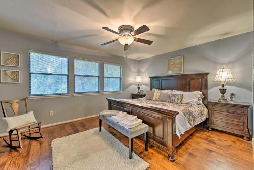 Gallery image of Cozy Woodlands Townhome with Deck Near Market Street in The Woodlands