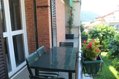 a black table and chairs on a balcony at Appartamento Il Sogno in Bellano
