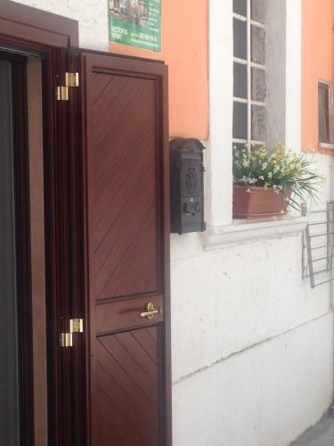 una porta di legno sul lato di un edificio di victoria’home a Margherita di Savoia