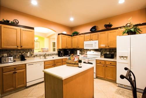 Group friendly 8BR home with private pool 5 miles to Disney photo 13