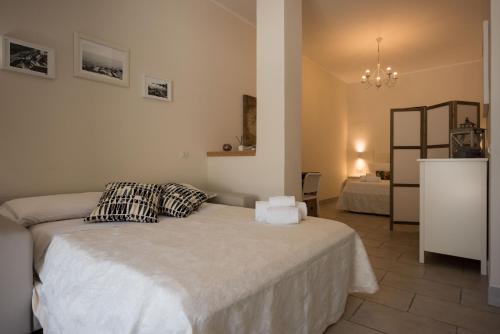 a bedroom with a bed in a room at Residenza Il Sole in Monopoli
