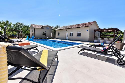 Bazén v ubytovaní Nova Apartments alebo v jeho blízkosti