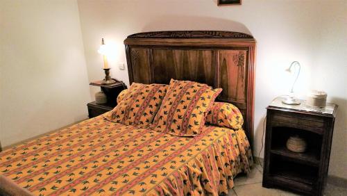 - une chambre avec un lit et une couette en orange dans l'établissement La Maison Des Vendangeurs, à Villesèque-des-Corbières