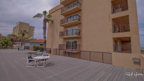 - Balcón de un edificio con sillas y mesa en Seagull 101 Condominium Condo, en South Padre Island