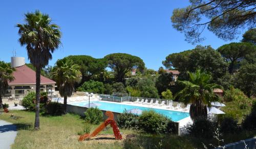 Výhled na bazén z ubytování Le Domaine de VILLEPEY By SdR nebo okolí