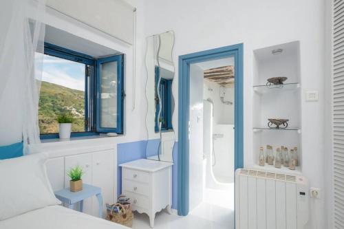 a bedroom with a bed and a window at Apanemo in Kóronos