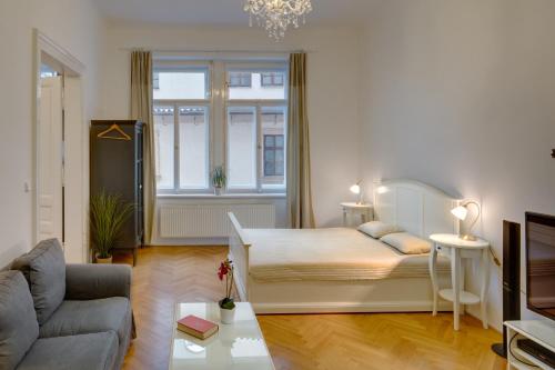 sala de estar con cama y sofá en Karlova 24 - Old Town Apartment en Praga