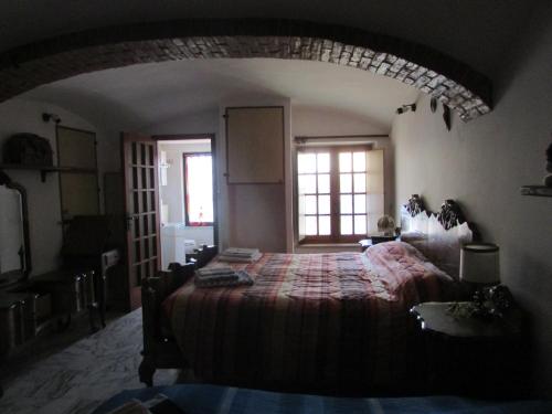 una camera con un grande letto e una finestra di La Terrazza ad Asti
