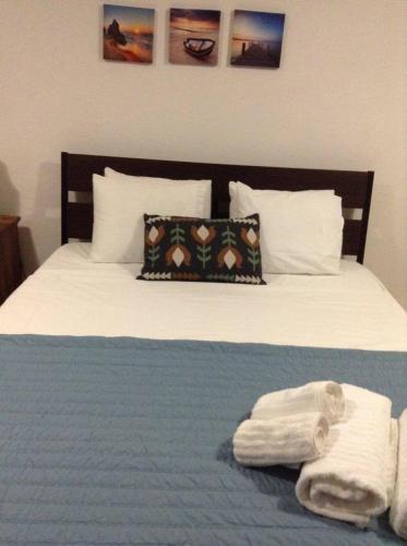 a bedroom with a bed with towels on it at Margis studio in Xinóvrisi