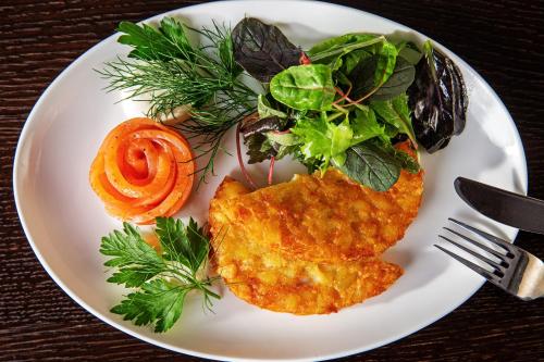 ホテルの敷地内または近くでの食事または食べ物