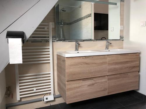 La salle de bains est pourvue d'un lavabo et d'un escalier. dans l'établissement misoev, à Cherbourg en Cotentin