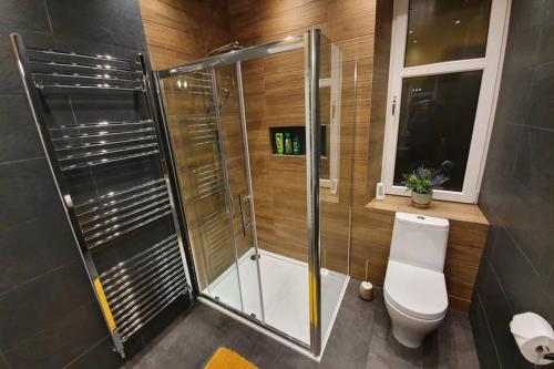 Et badeværelse på Smart & Stylish Holiday Apartment in the city centre
