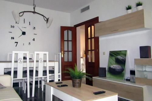 cocina y comedor con reloj en la pared en La Casa de Maribel, en Priego de Córdoba