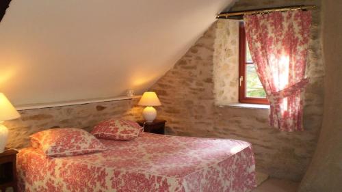 Un pat sau paturi într-o cameră la Maison briéronne 15 mn de La Baule