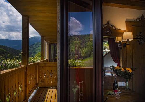 ホテルから撮影された、または一般的な山の景色