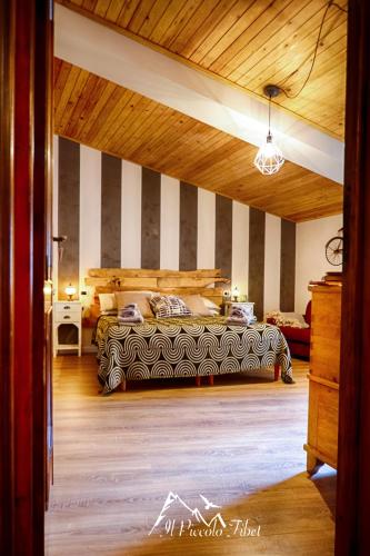 a bedroom with two beds and a striped wall at Il Piccolo Tibet - Gran Sasso in LʼAquila